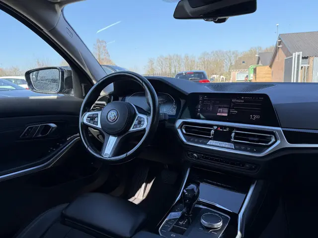BMW 3-serie 330e eDrive Edition | 19 Inch Lichtmetalen Velgen | Sportstoelen | Privacy Glass | Stoel...