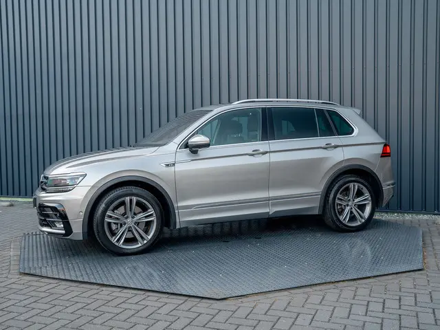 Volkswagen Tiguan 2.0 TSI 4Motion Highline Business R-Line | 360 camera | Panodak | Trekhaak wegkl....