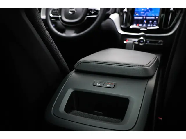 Volvo XC60 2.0 T6 Plug-in hybrid AWD Plus Dark SOH 97% | PANORAMADAK | STUURVERWARMING | 360 CAMERA...