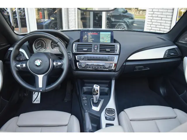 BMW 2-serie Cabrio 220i M Sport Harman/Kardon Leder Camera Stoelverwarming Navi