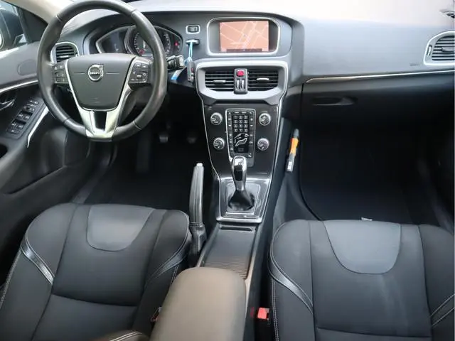 Volvo V40 2.0 T2 Momentum Navi /Stoelverw / Trekhaak / Climate / Handgesch Goed onderhouden