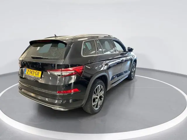 Skoda Kodiaq 1.5 TSI 150pk DSG Sportline Business 7p. · Camera · Wegklapbare Trekhaak · 7 Persoons ·...