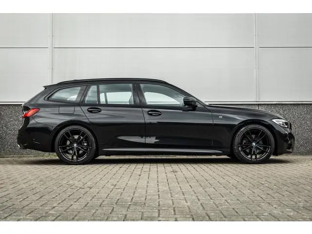 BMW 3 serie Touring 320i M Sport High Ex Camera / HiFi / Trekhaak / 19inch /