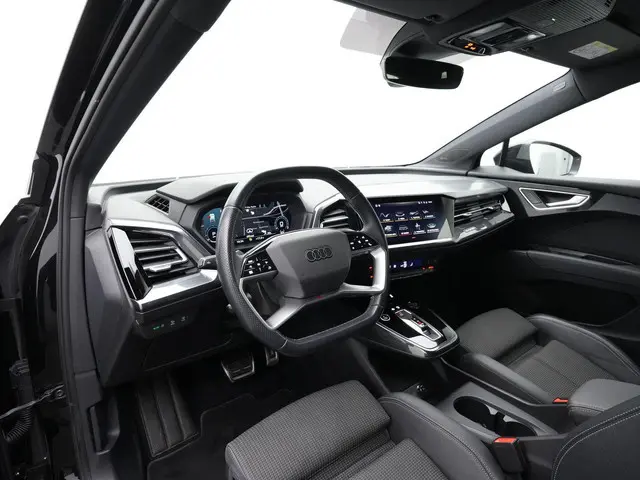 Audi Q4 e-tron 40 S-Line 77 kWh 204 pk | Panoramadak | Trekhaak | Warmtepomp | Matrix LED | Sonos