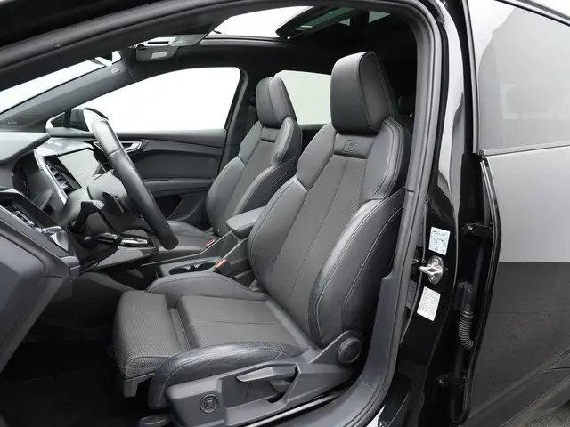 Audi Q4 e-tron 40 S-Line 77 kWh 204 pk | Panoramadak | Trekhaak | Warmtepomp | Matrix LED | Sonos