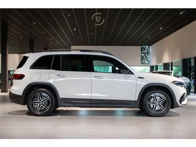 Mercedes-Benz EQB 300 4MATIC AMG 67 kWh 7-persoons|Night|Keyless|Verw-stln|Cruise|360°|Panorama|HUD|...