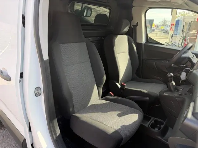 Peugeot Partner 1.5 BlueHDI Pro AIRCO I TREKHAAK I IMPERIAAL I ELEKTRISCHE RAMEN EN SPIEGELS