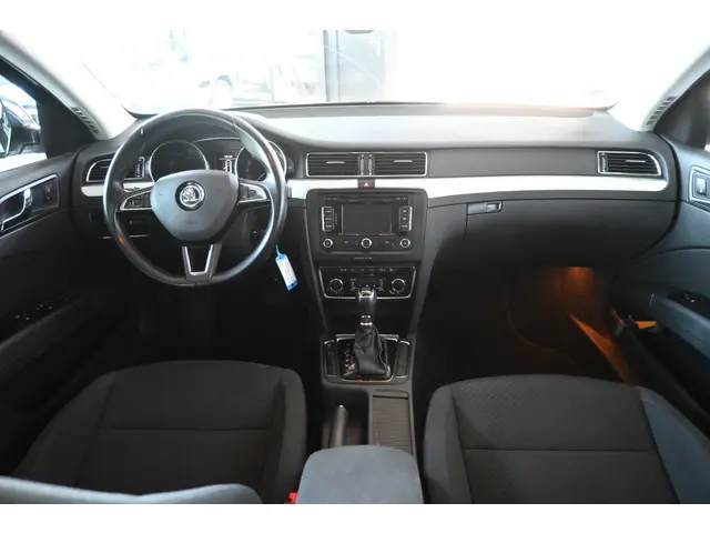 ŠKODA Superb Combi 1.8 TSI Ambition Automaat Clima Navigatie Cruise Control Trekhaak Inruil Mogelijk...