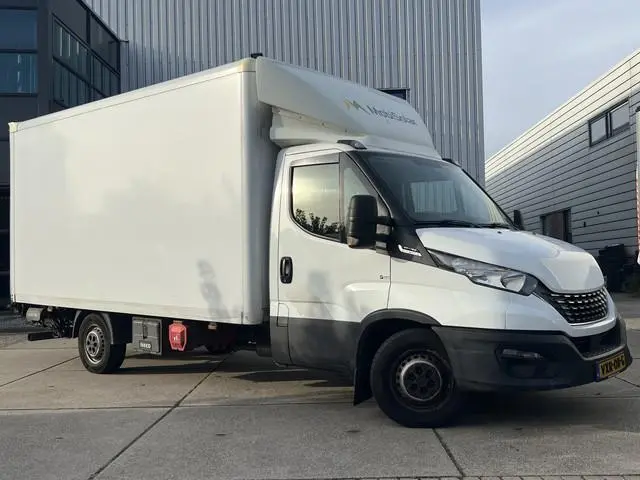 Iveco Daily 35S16 2.3 | AUTOMAAT | BAKWAGEN / MEUBELBAK | LAADKLEP | TREKHAAK | CAMERA | NAVI | CRUI...