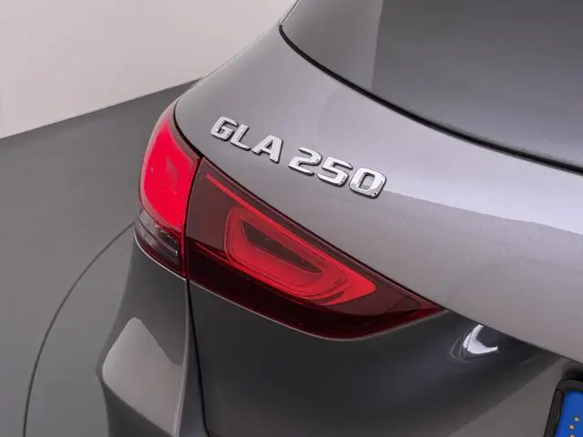 Mercedes-Benz GLA-klasse GLA 250 4MATIC AMG Line | Trekhaak Panorama Dodehoek Sfeerverlichting
