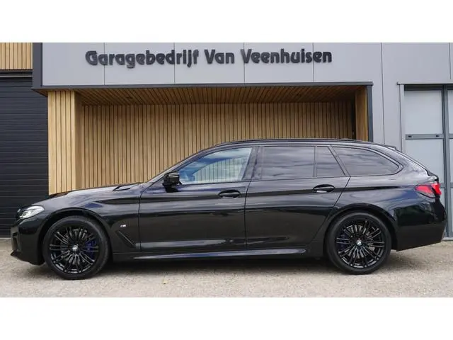 BMW 5-serie Touring 530i 252pk xDrive M-sport & Shadowline Pano 360-View HUD Elek.haak Laserlight St...