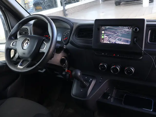 Renault Master T35 2.3 dCi 150 PK AUTOMAAT L2H2 + CARPLAY | CAMERA | 2500 KG TREKHAAK | CRUISE | NAV...