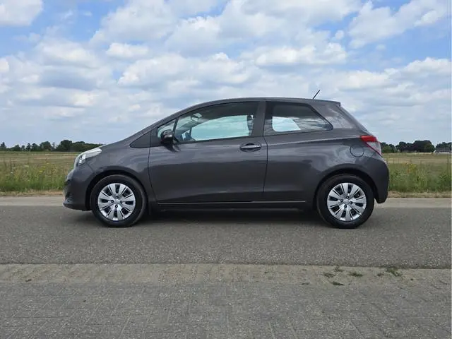 Toyota Yaris 1.3 VVT-i Aspiration - AUTOMAAT - 100 Pk - Airco - Navi