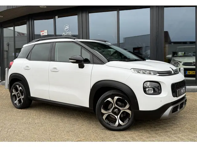 Citroen C3 Aircross 1.2 PureTech S&S Shine 110PK | ZEER NETTE STAAT! | Dealeronderhouden | Trekhaak | Achteruitrijcamera | Grip Control | Head-up Display | Parkeersensoren Voor & Achter | Keyless Entry | Stoelverwarming | Navigatie |