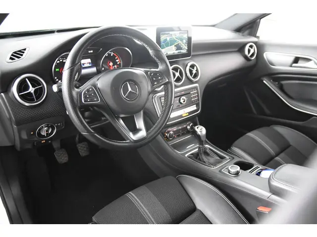 Mercedes-Benz A-klasse 180 *Leer*Airco*Navigatie*Stoelverwarming*