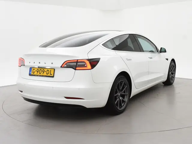 Tesla Model 3 LONG RANGE AWD 75 kWh + CARBON DASHBOARDINLEG | ZWART LEDER | STOELVERW. V+A
