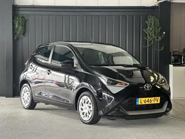 Toyota Aygo 1.0 VVT-i x-play | Achteruitrijcamera | Carplay | Airco | Cruise Control | Hill Hold Fun...