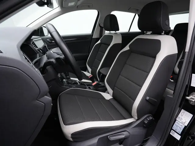 Volkswagen T-Roc 1.5 TSI 150 pk DSG Sport | Trekhaak | Stuur-/stoelverwarming | Achteruitrijcamera