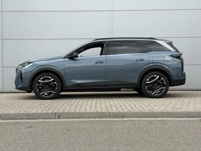 Peugeot e-5008