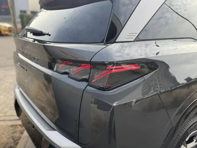Peugeot e-5008