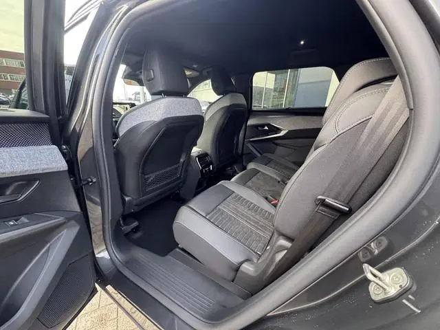 Peugeot e-5008