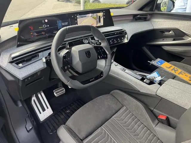 Peugeot e-5008