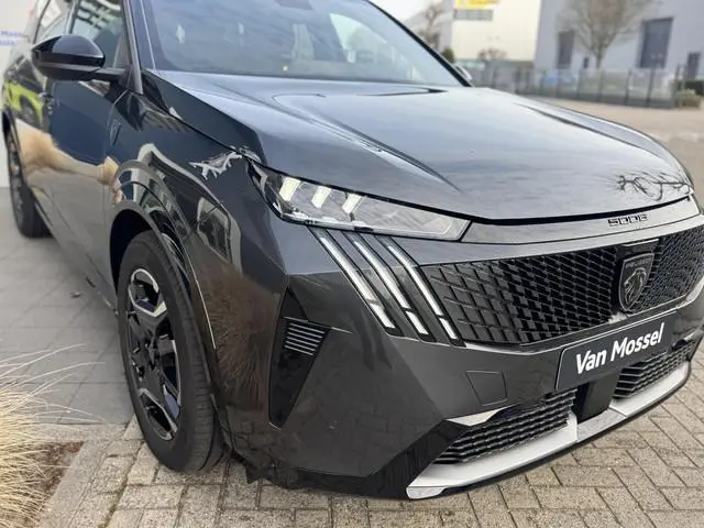 Peugeot e-5008