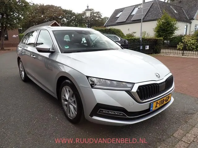 ŠKODA Octavia Combi 1.5 e-TSI / ACC / CARPLAY / KEYLESS / CAMERA / SFEERVERLICHTING