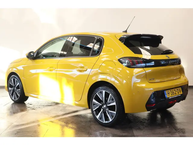 Peugeot 208 1.2 PureTech Allure Panoramadak Navigatie Full-led