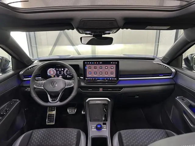 Volkswagen T-Roc 1.5 eTsi R-Line First Edition | Trekhaak | Pano | Black-style | Licht-pakket (IQ.Li...