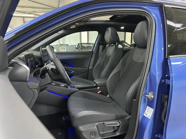 Volkswagen T-Roc 1.5 eTsi R-Line First Edition | Trekhaak | Pano | Black-style | Licht-pakket (IQ.Li...