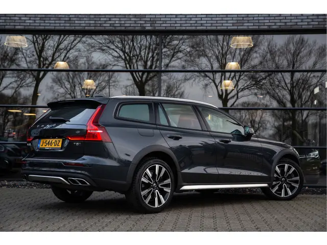 Volvo V60 Cross Country 2.0 T5 AWD  Pro , Panoramadak, Harman/Kardon, Adap. cruise,
