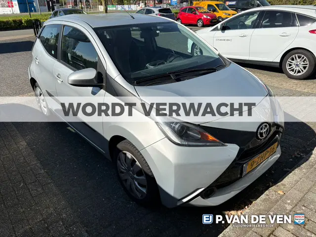Toyota Aygo 1.0 VVT-i x-play | Camera | Android Auto, Apple Car Play Smartphone Integration by Pione...
