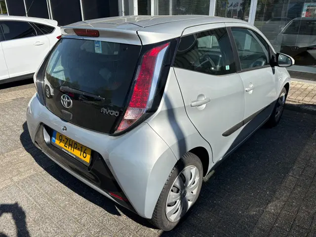 Toyota Aygo 1.0 VVT-i x-play | Camera | Android Auto, Apple Car Play Smartphone Integration by Pione...