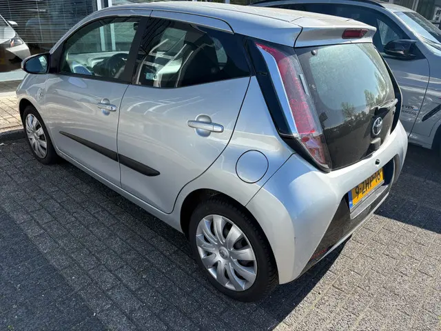 Toyota Aygo 1.0 VVT-i x-play | Camera | Android Auto, Apple Car Play Smartphone Integration by Pione...