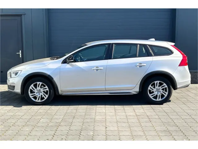 Volvo V60 Cross Country 2.0 T5 245pk Momentum XENON STANDKACHEL 74983KM! 2e eig.!