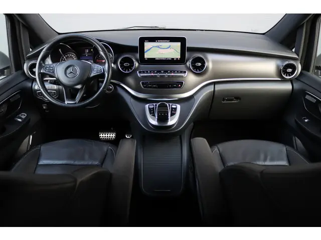 Mercedes-Benz V-klasse 300d Extra Lang DC AMG Line | Avantgarde | Burmester | Trekhaak | Leder | Sfeerverlichting | Dodehoekassistent | Surround Camera | Spoorassistent | Stoelverwarming | Intelligent Light System |