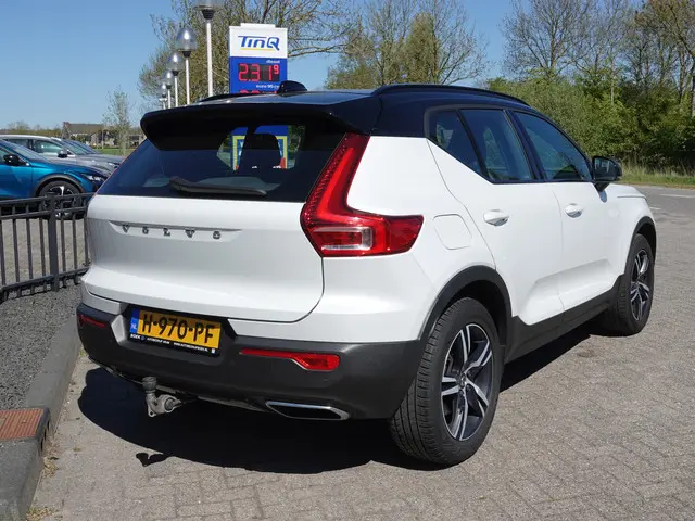Volvo XC40 2.0 T4 190PK R-Design TREKH. | H-LEER | BLIS + CTA | NAVI