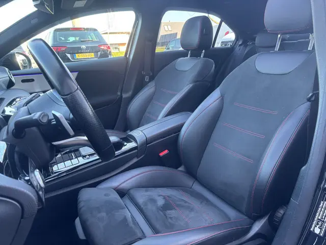 Mercedes-Benz A-klasse 180 Business Solution AMG Pano | Sfeerverlichting | NL Auto!