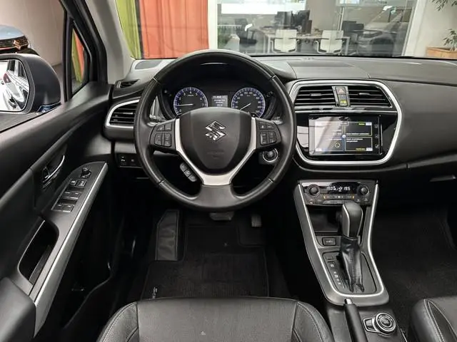 Suzuki S-Cross 1.4 BoosterJet AllGip Style Hybride [ PANORAMADAK I TREKHAAK I ALL-SEASON BANDEN ]