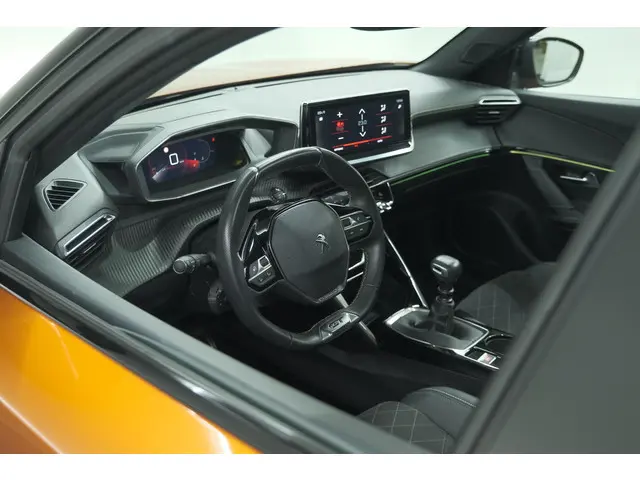 Peugeot 2008 PureTech 130 GT | Panoramadak | Adaptieve Cruise Control | Camera | Stoelverwarming