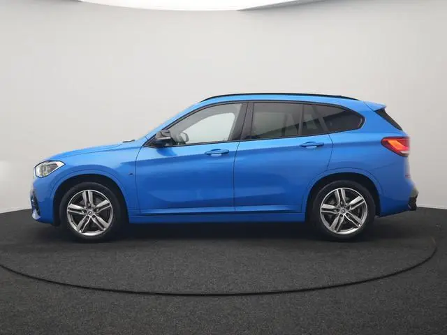 BMW X1 sDrive20i M Sport 192pk Misano Blauw Metallic | Trekhaak Afn. | Sportstoelen Verwarmd | Navi...