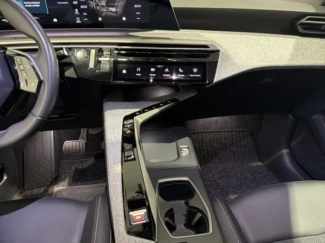 Peugeot e-3008