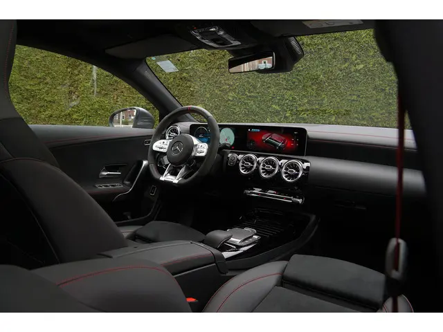 Mercedes-Benz CLA-klasse Shooting Brake CLA AMG 45 4M+ | Distronic Pano Trekhaak