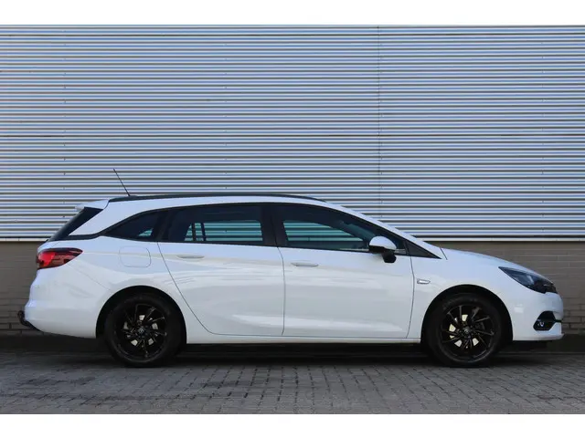 Opel Astra Sports Tourer 1.2 Edition | Black | Trekhaak | Camera | Navigatie | Airco