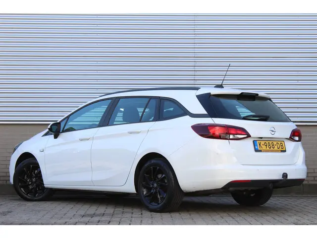 Opel Astra Sports Tourer 1.2 Edition | Black | Trekhaak | Camera | Navigatie | Airco