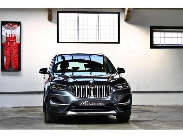 BMW X1 xDrive20i High Executive Edition | 19 inch | Apple CarPlay | Memory | Trekhaak | NL auto | 2e...