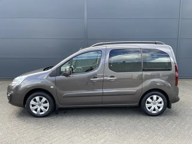 Citroën Berlingo 110pk Feel (Trekhaak - Camera - Navigatie - Airco - Parkeersensoren V+A - Apple Carplay)