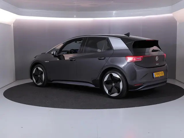 Volkswagen ID.3 First Max 58 kWh 204 pk | Navigatie | Panoramadak | Parkeersensoren | Achteruitrijca...