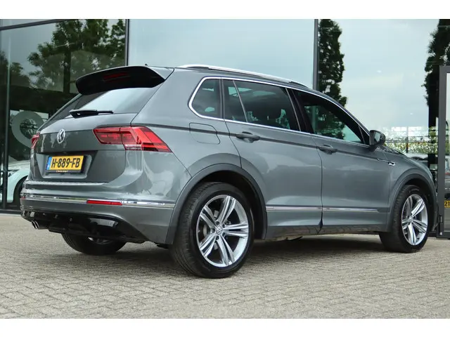 VOLKSWAGEN TIGUAN 1.5 TSI ACT AUT. R-LINE HIGHLINE BUSINESS | PANO | VIRT. COCKPIT | TREKHAAK | CARP...